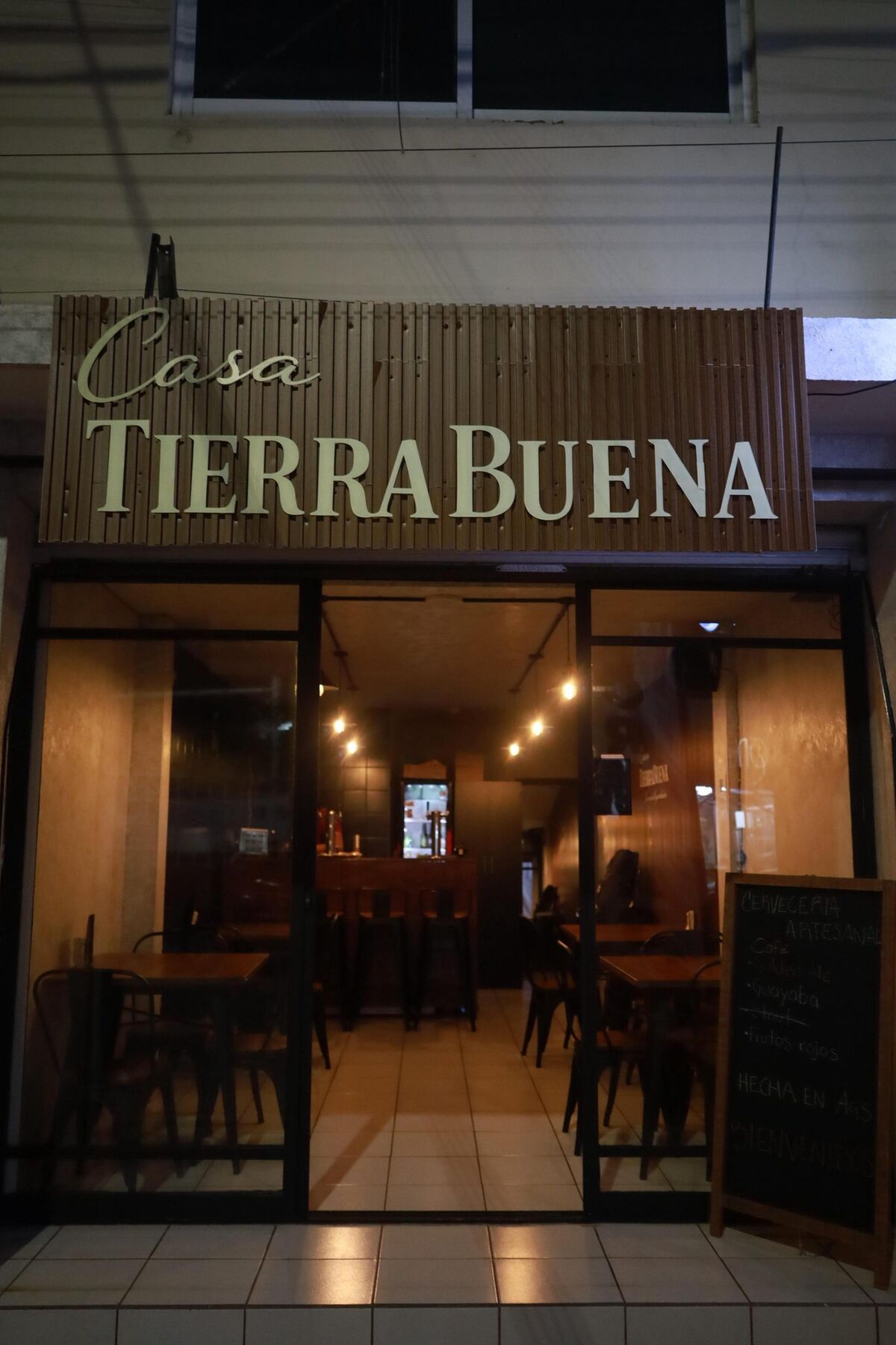Fachada e interior iluminado de Casa TierraBuena, taproom en Aguascalientes