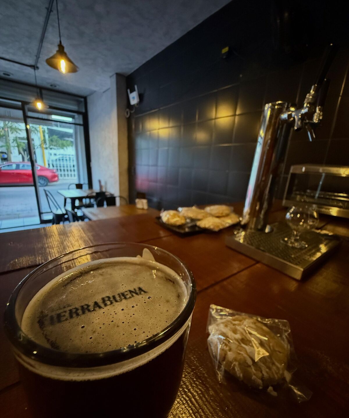Barra de Casa TierraBuena con llaves de cerveza artesanal de Aguascalientes